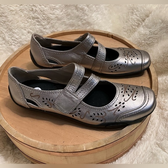 EUC Ros Hommerson Chelsea Mary Janes Metallic Leather Flats Sz 7.5 Extra Narrow - Picture 1 of 8